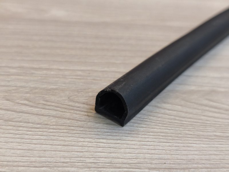 Уплотнительная резинка боковой двери