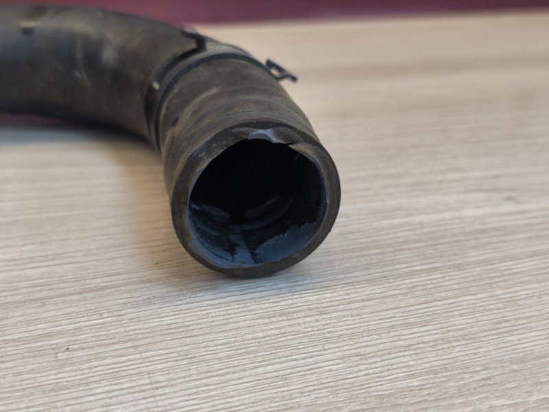 Патрубок вентиляции картерных газов