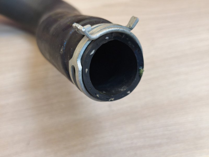 Верхний патрубок радиатора