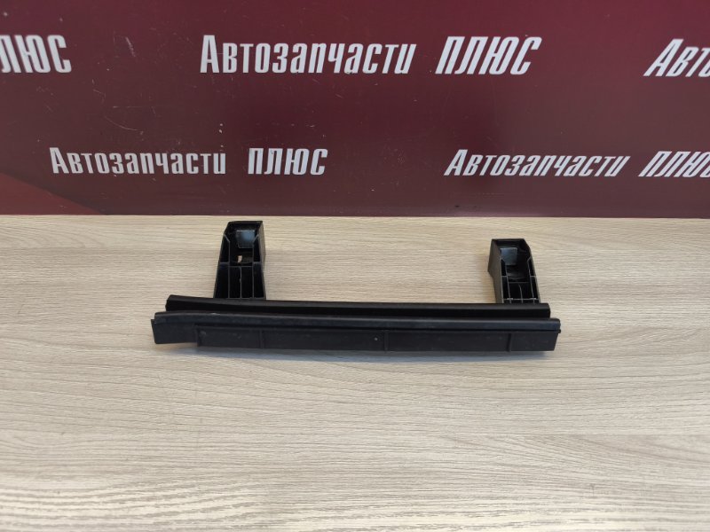 Направляющая стекла двери