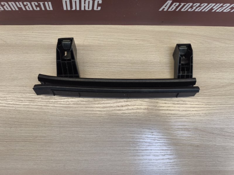 Направляющая стекла двери