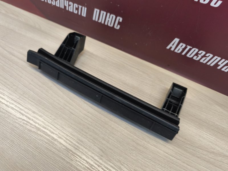 Направляющая стекла двери