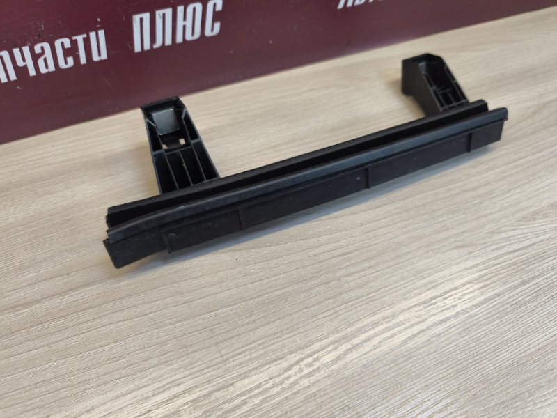 Направляющая стекла двери