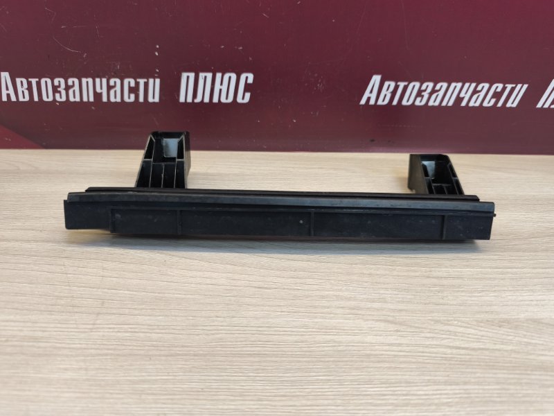 Направляющая стекла двери