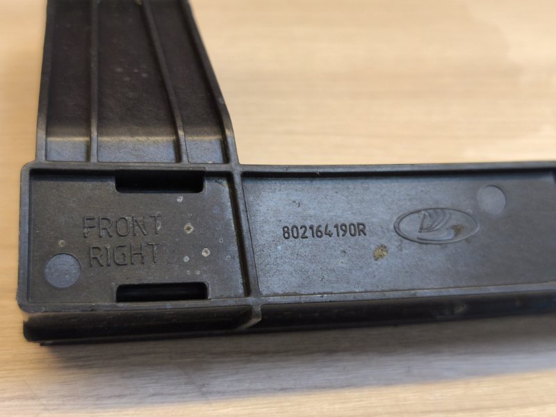 Направляющая стекла двери