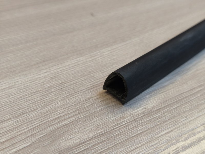 Уплотнительная резинка боковой двери