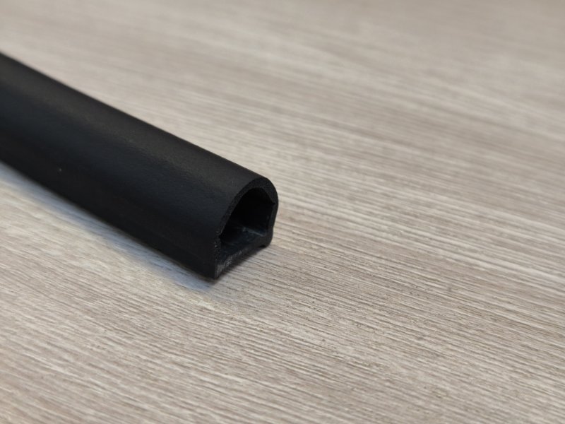 Уплотнительная резинка боковой двери