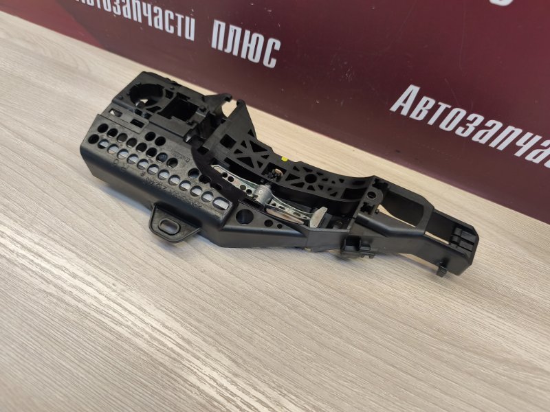 Кронштейн ручки двери