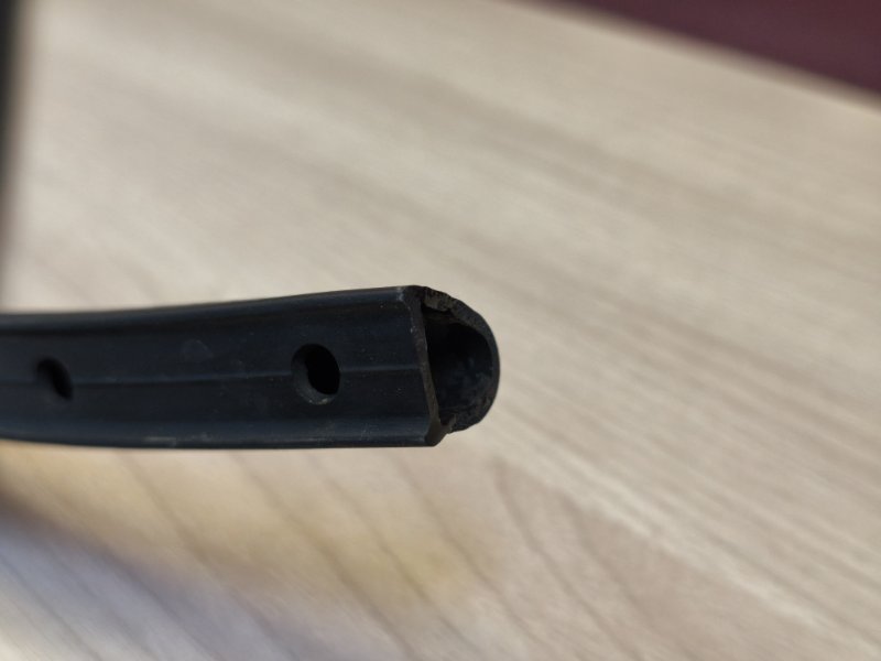 Уплотнительная резинка боковой двери