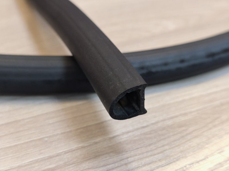 Уплотнительная резинка боковой двери