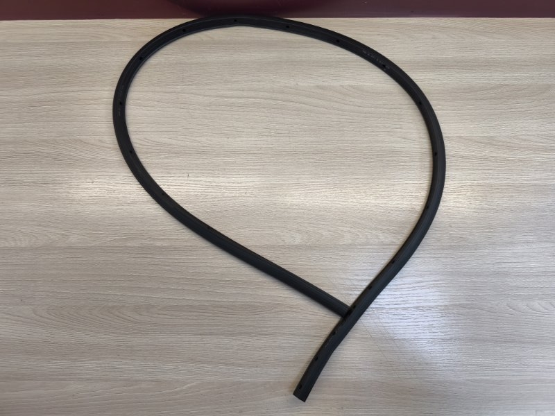 Уплотнительная резинка боковой двери