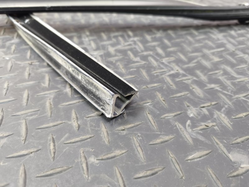 Уплотнитель стекла двери