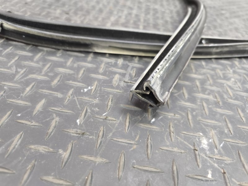 Уплотнитель стекла двери