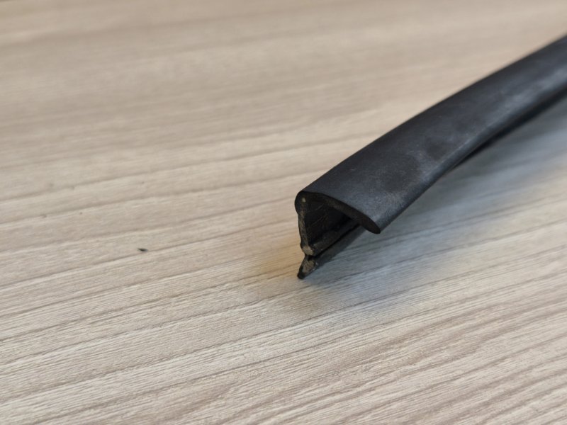 Уплотнительная резинка боковой двери