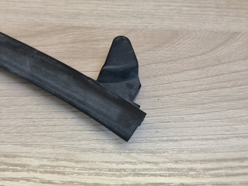 Уплотнительная резинка боковой двери