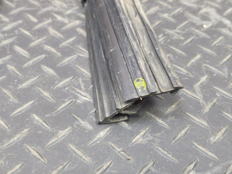 Уплотнитель рамки двери