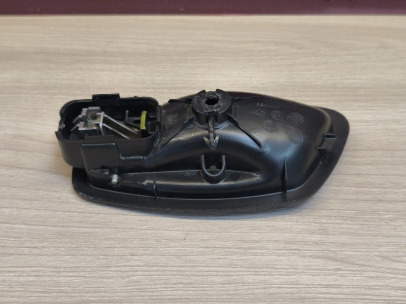 внутренняя ручка двери