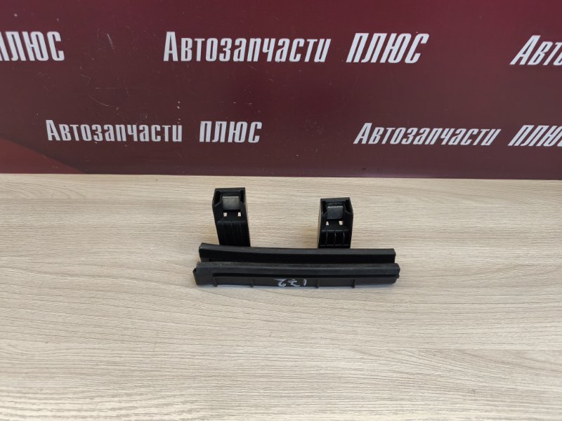 Направляющая стекла двери