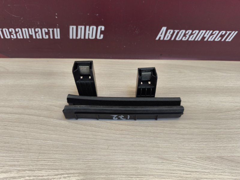 Направляющая стекла двери