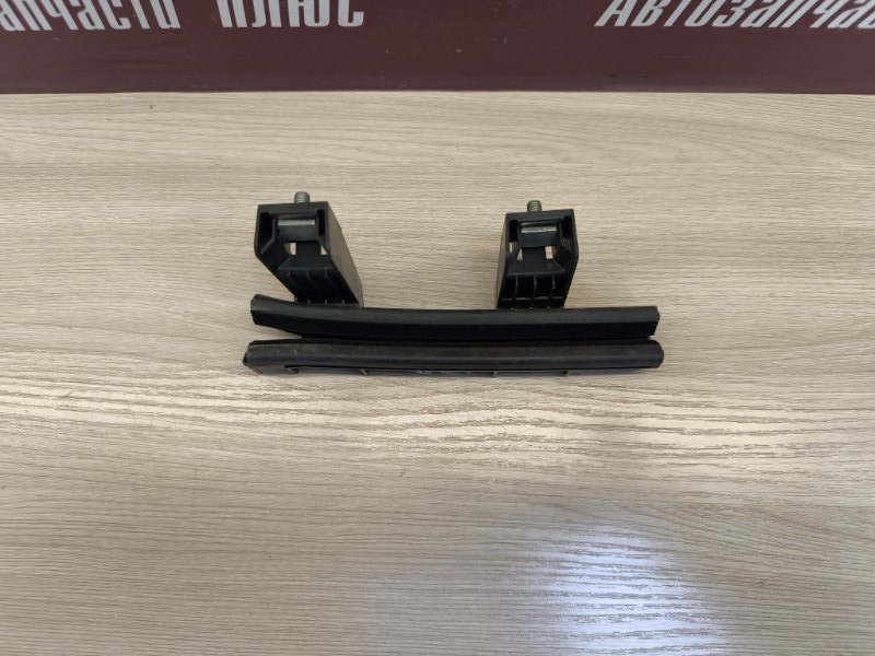 Направляющая стекла двери