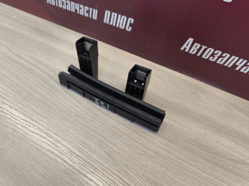 Направляющая стекла двери