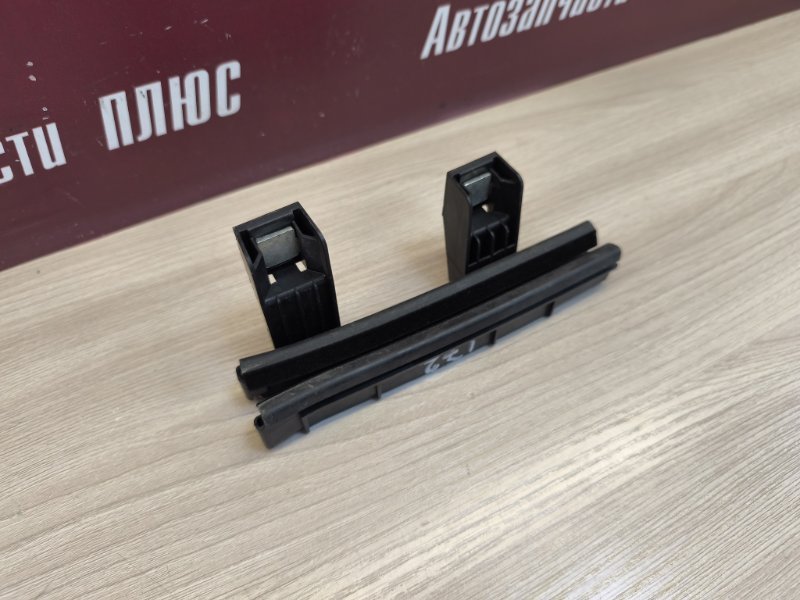 Направляющая стекла двери