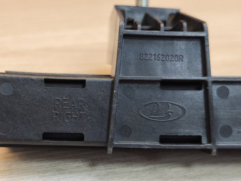 Направляющая стекла двери