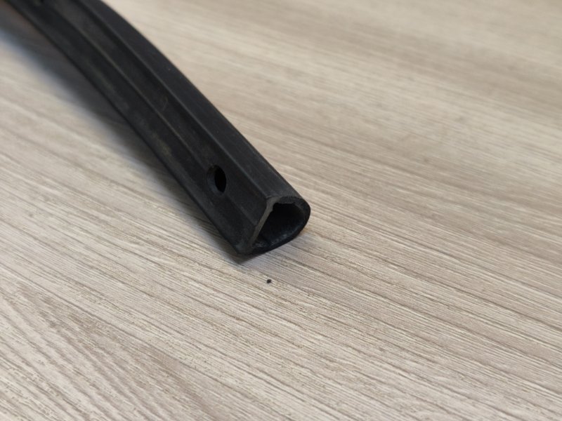 Уплотнительная резинка боковой двери