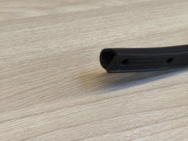 Уплотнительная резинка боковой двери