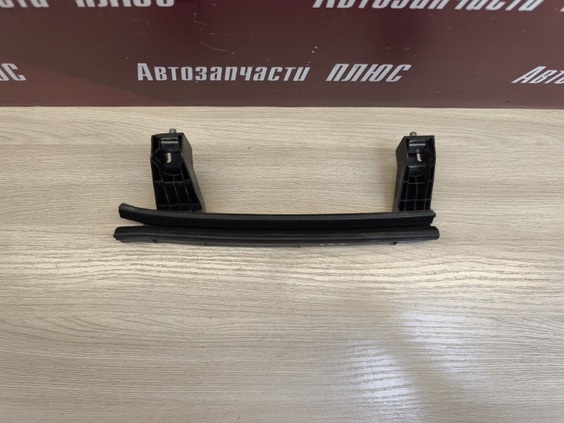 Направляющая стекла двери