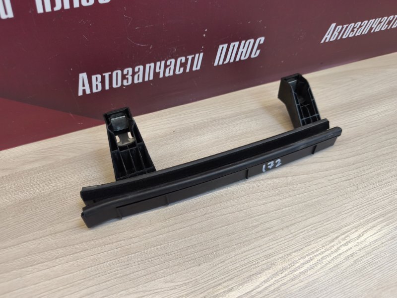 Направляющая стекла двери