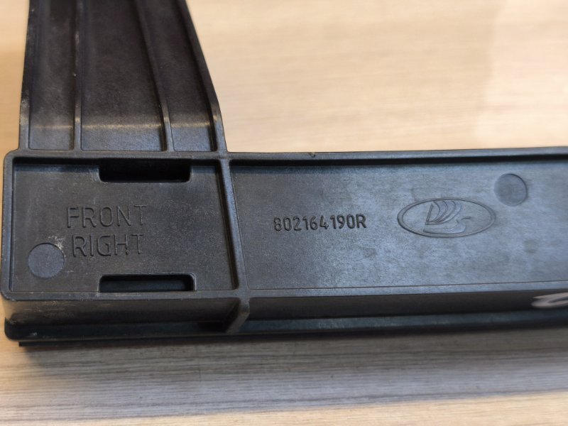 Направляющая стекла двери