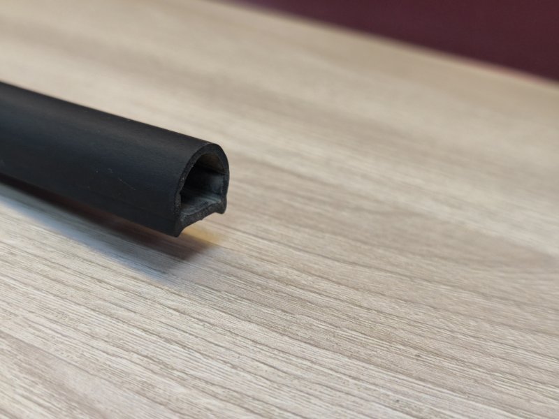 Уплотнительная резинка боковой двери