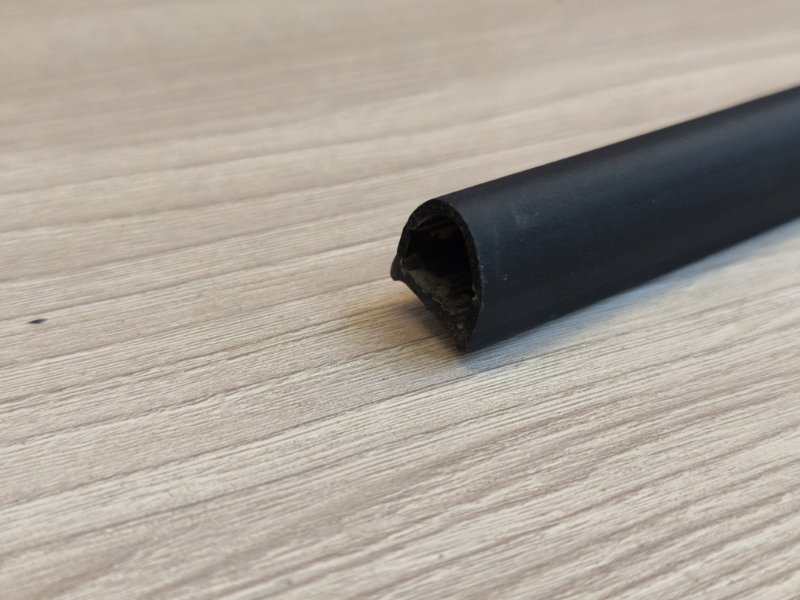 Уплотнительная резинка боковой двери