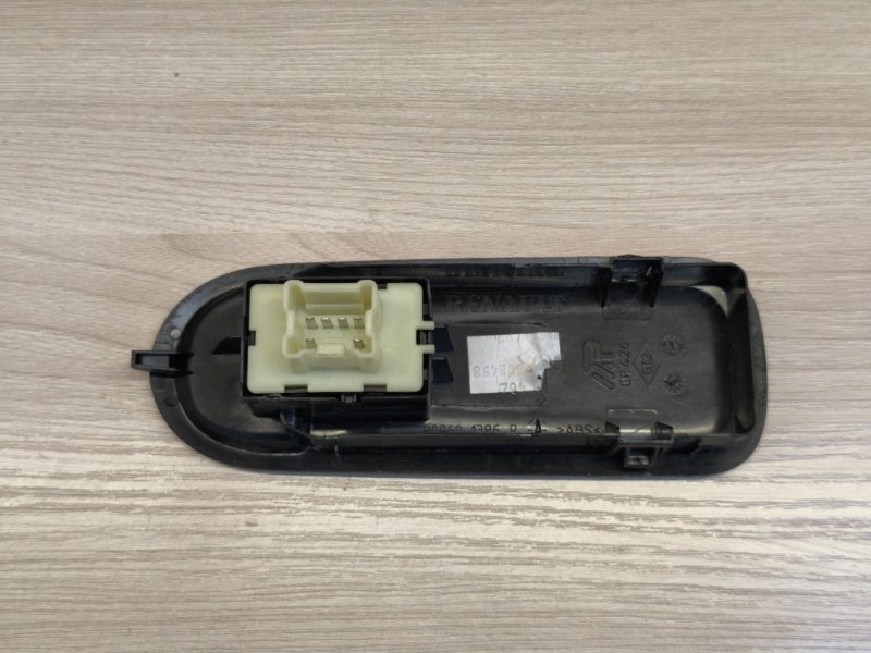 Кнопка стеклоподъемника