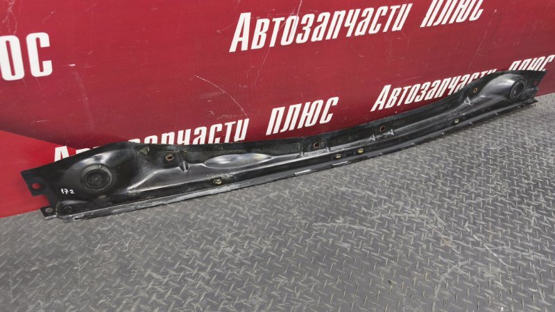 Планка под жабо