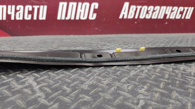 Планка под жабо