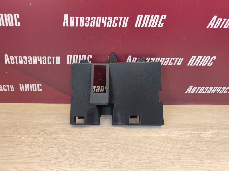 Крышка бардачка