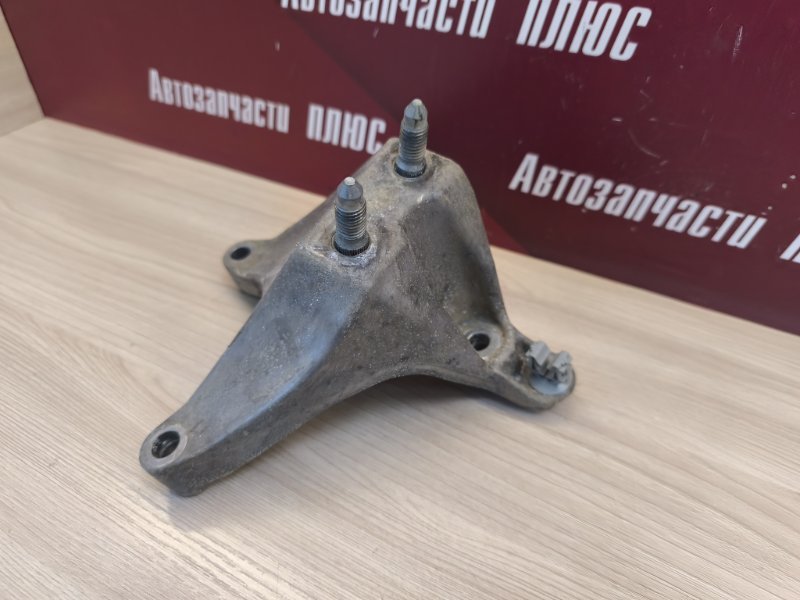 Кронштейн опоры двигателя