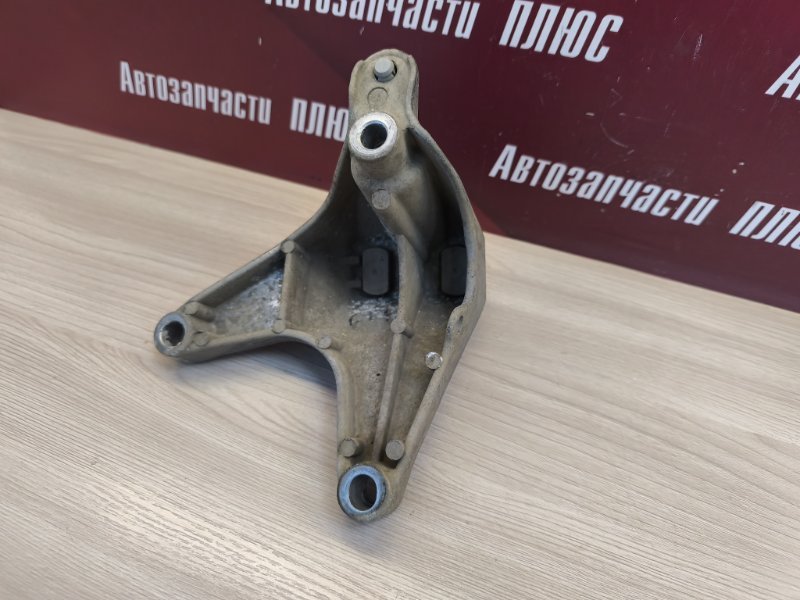 Кронштейн опоры двигателя