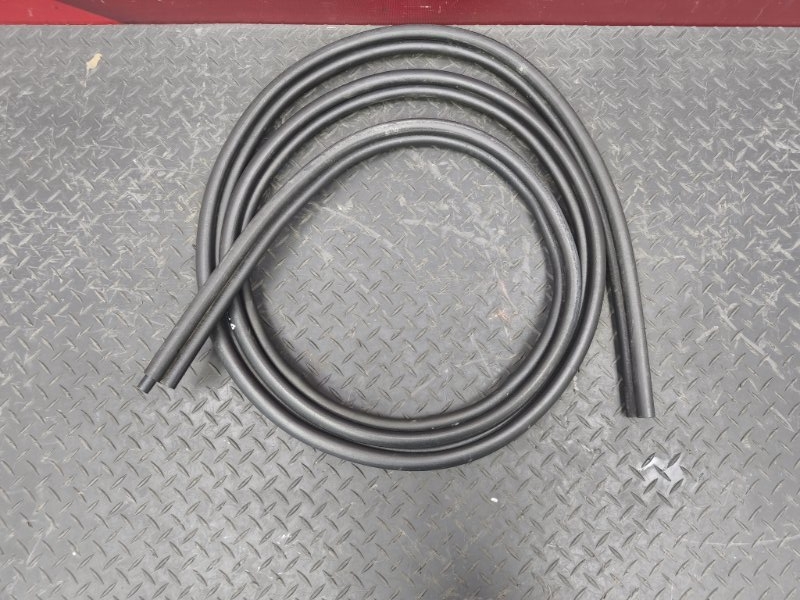 Уплотнительная резинка крышки багажника