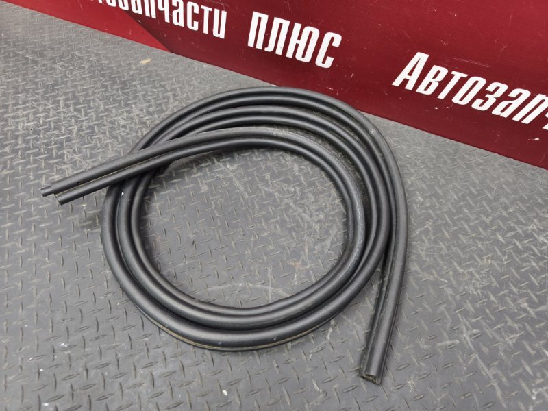 Уплотнительная резинка крышки багажника
