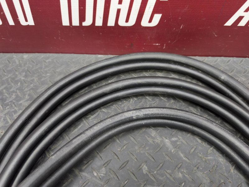 Уплотнительная резинка крышки багажника