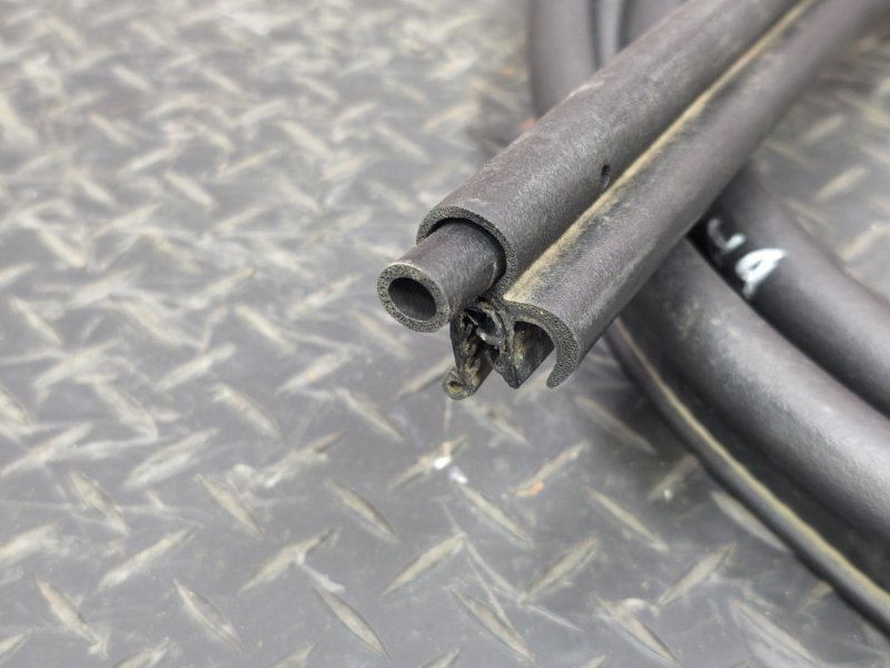 Уплотнительная резинка крышки багажника