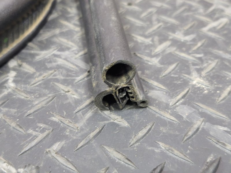 Уплотнительная резинка крышки багажника