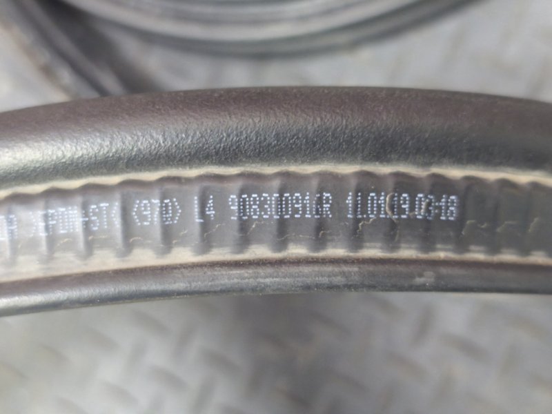 Уплотнительная резинка крышки багажника