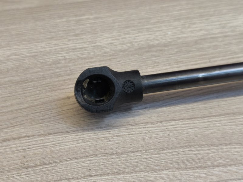 Амортизатор багажника