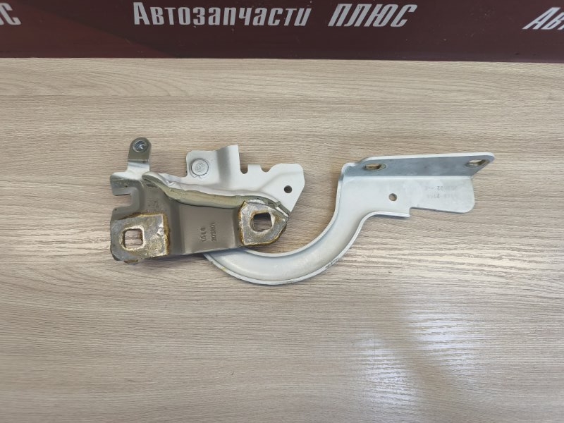 Петля капота