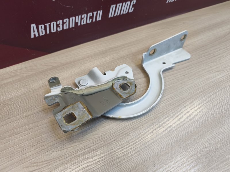 Петля капота