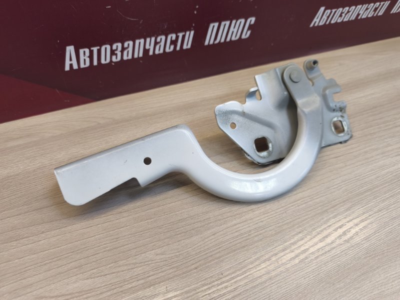 Петля капота